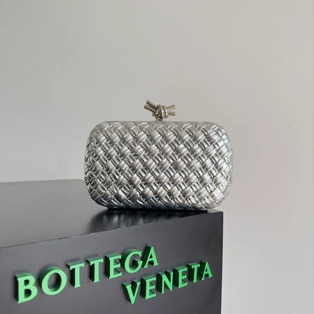 Batch 1860 BV Knot | The classic return of the evening bag. Original leather ➕ Stainless steel hardware ➕ 24k real gold plating ➕ Fully handmade. Those who know the history of our brand should have heard that the knot is a story of Bottega Veneta, and it is also one of the more important design elements. Matthieu Blazy's work this season sublimates Knot's classics, with a new knot design and a woven shoulder strap, plus Fouland Intreccio's weaving technology, adding some fashion to the retro and nostalgic feel of the past. Style number: 717622 Size: 20.5*6*12.5